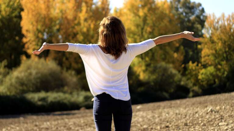 Frau in der Natur, Atme tief durch, Lebensfreude durch Hypnose